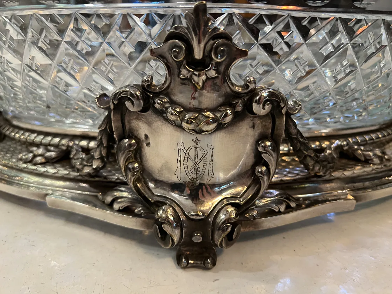 centrotavola antico Christofle con design elegante, decorato con vetro inciso e dettagli complessi.