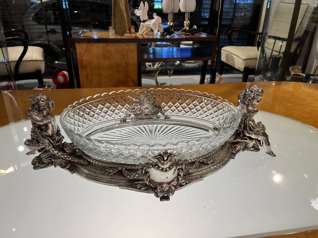 Centrotavola antico Christofle con dettagli ornamentali in un ambiente elegante.