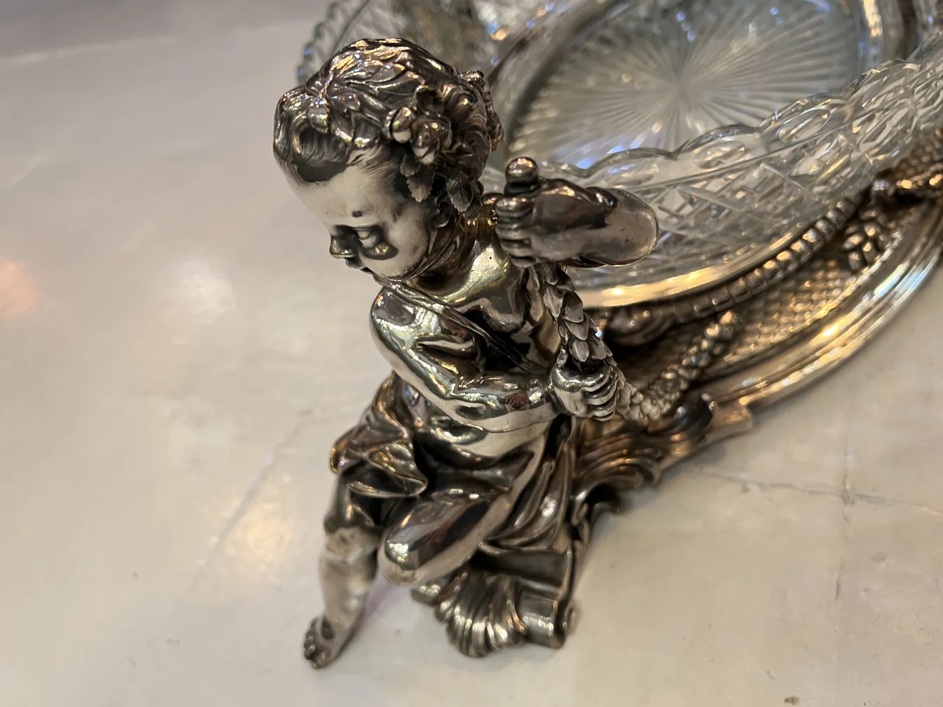 centro de mesa antigo com figura decorativa e design intrincado