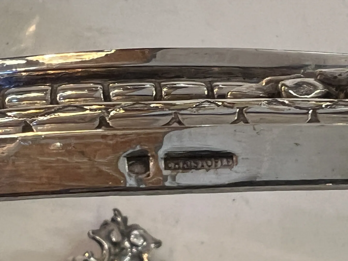 jardinera antigua Christofle con detalles ornamentales