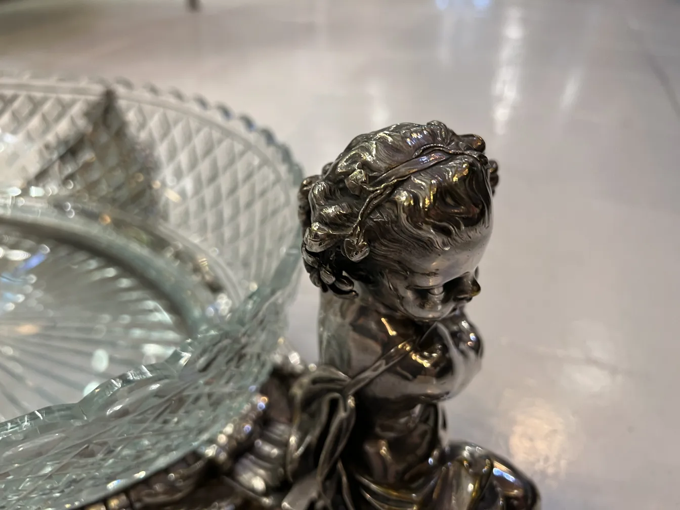 centro de mesa antigo Christofle com detalhes decorativos sutis e forma elegante