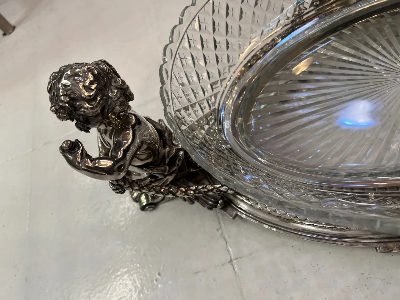 centro de mesa antigo Christofle com figura decorativa e base detalhada