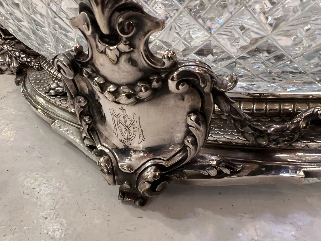 centro de mesa antigo com detalhes decorativos e vidro