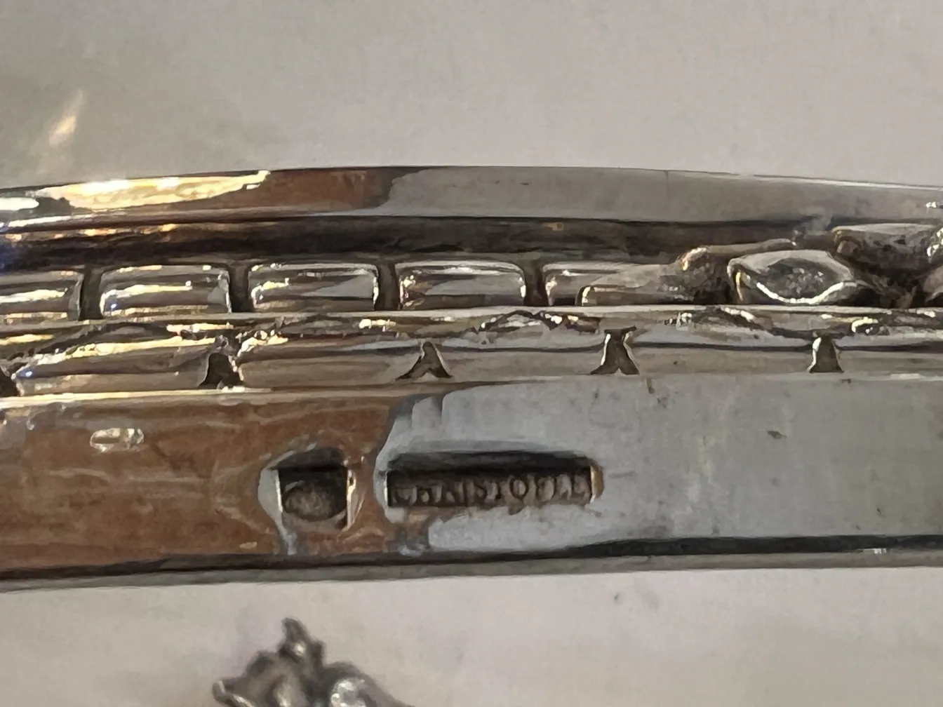 古董中心装饰品 Christofle 具有复杂的细节和优雅的设计