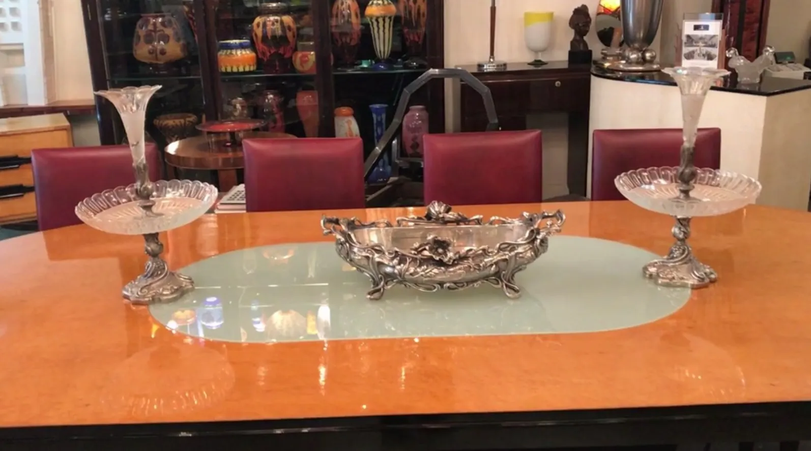 摆放在装饰桌上的古典中心装饰品