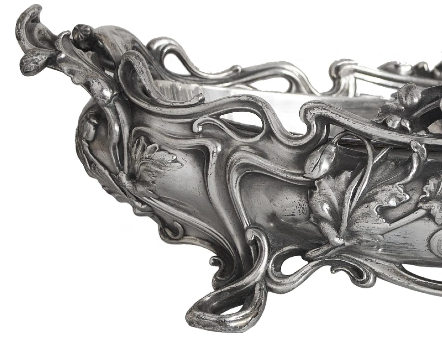 centrotavola antico con dettagli decorativi complessi