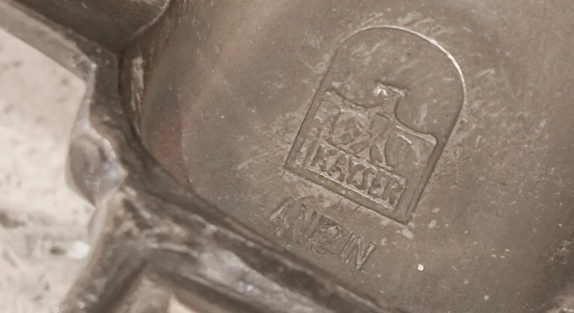 قطع مركزية للطاولة بتصميم أنيق في القاعدة