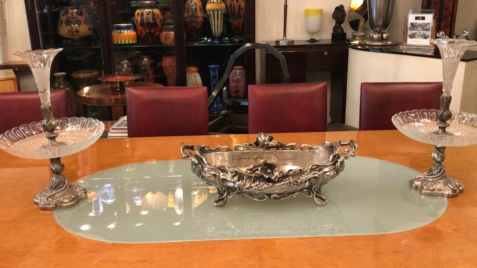 桌子上的古董装饰品中心，带有烛台