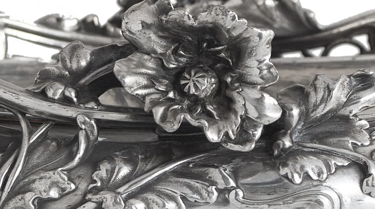 centre de table ancien décoratif avec fleurs en relief