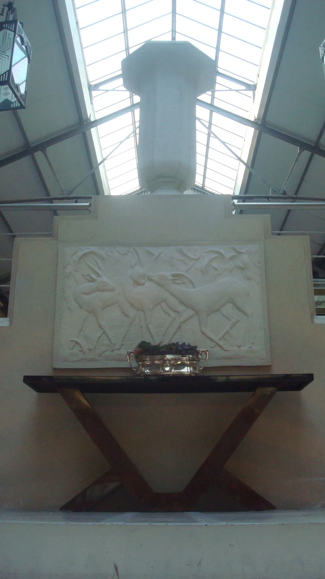 Centro de mesa antigo com flores em mesa decorativa