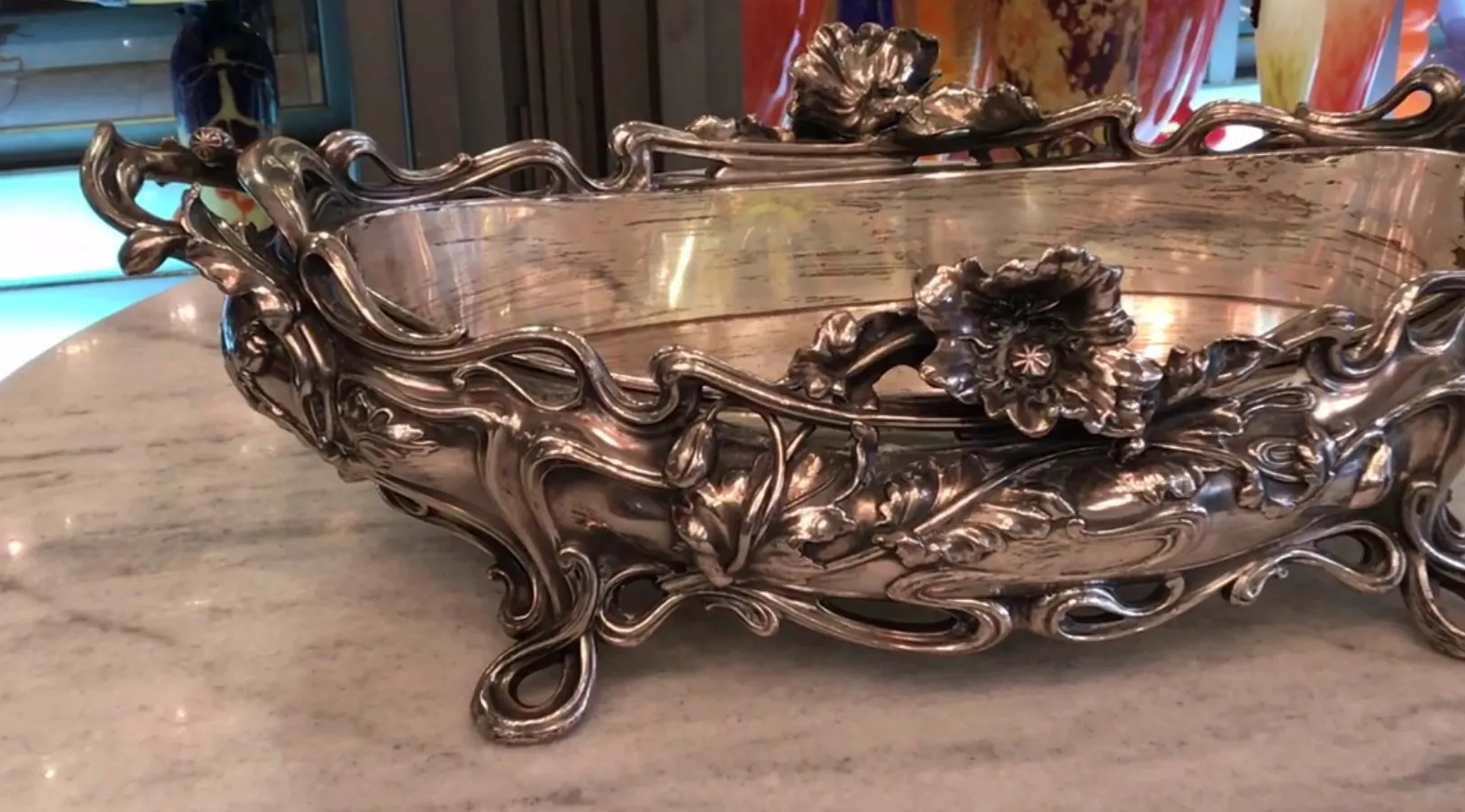 centre de table ancien avec détails floraux dans un cadre élégant