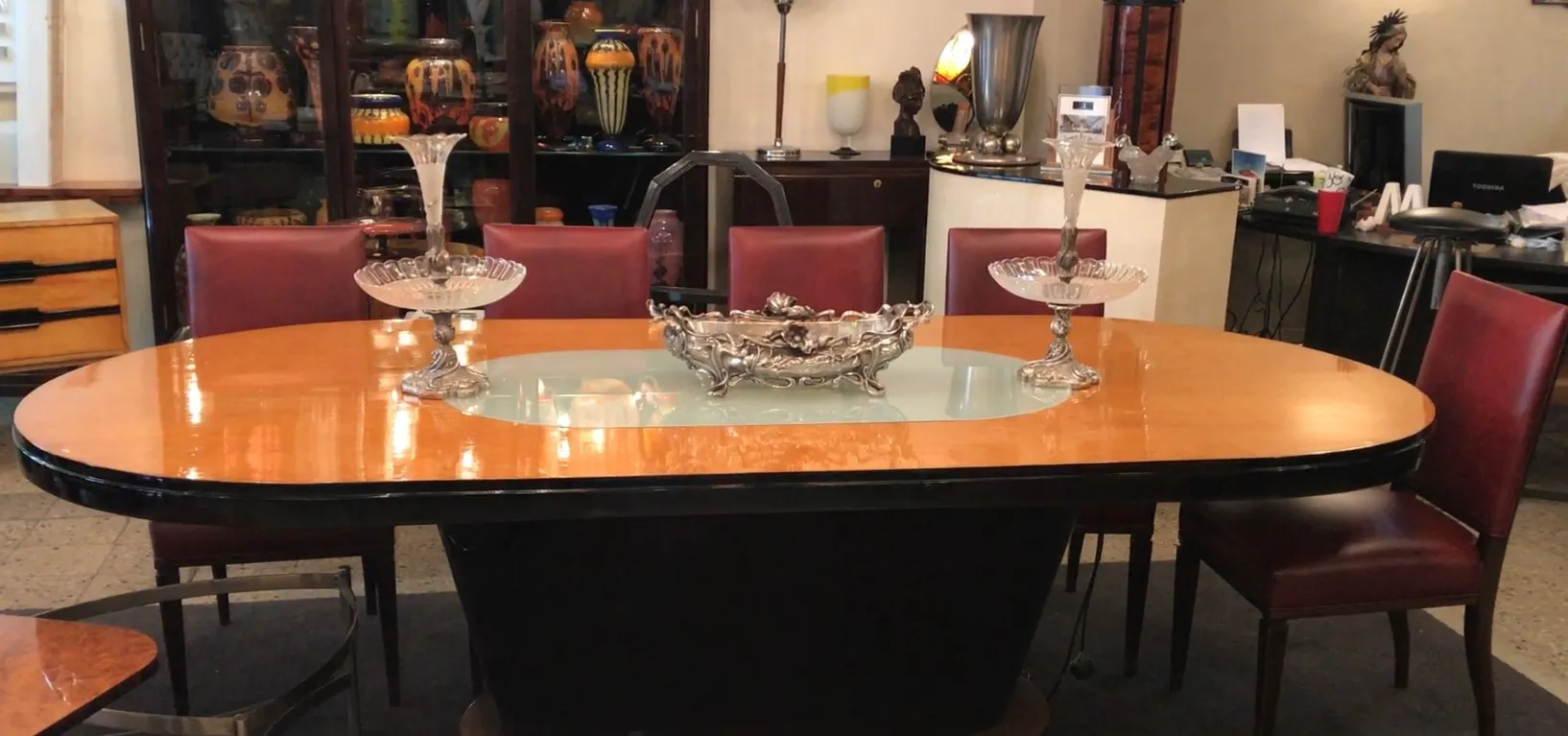 Centro de mesa antigo em uma mesa, criando um cenário elegante.