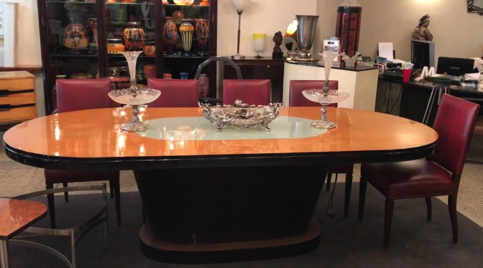 centro de mesa antigo decorativo em um ambiente acolhedor