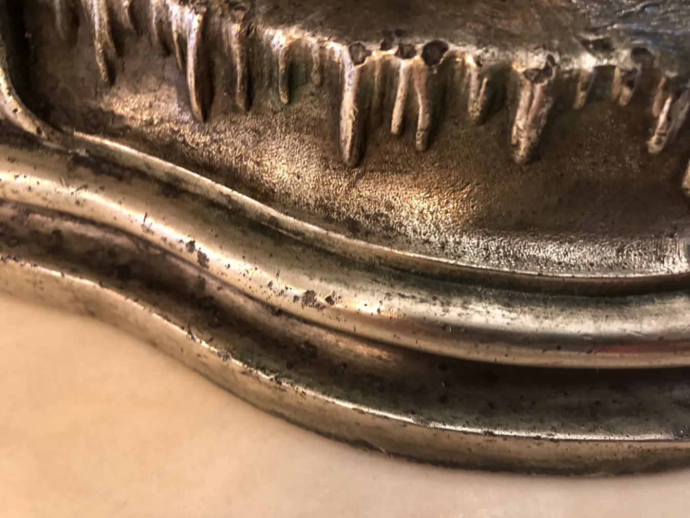 centro de mesa antigo com detalhes ornamentais