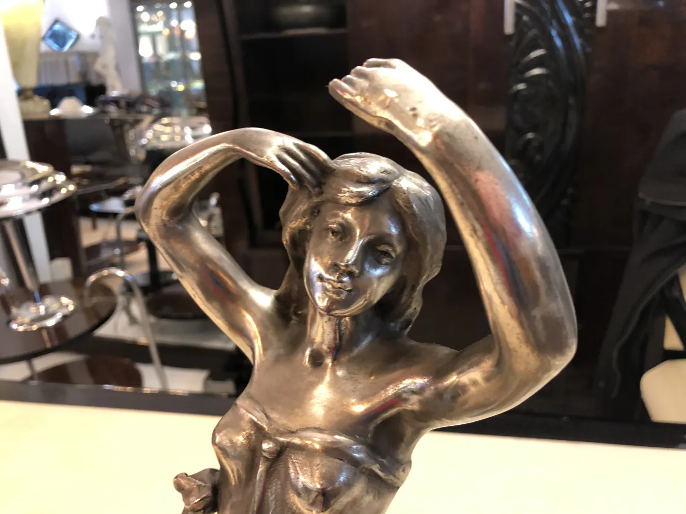 centre de table ancien avec une figure féminine