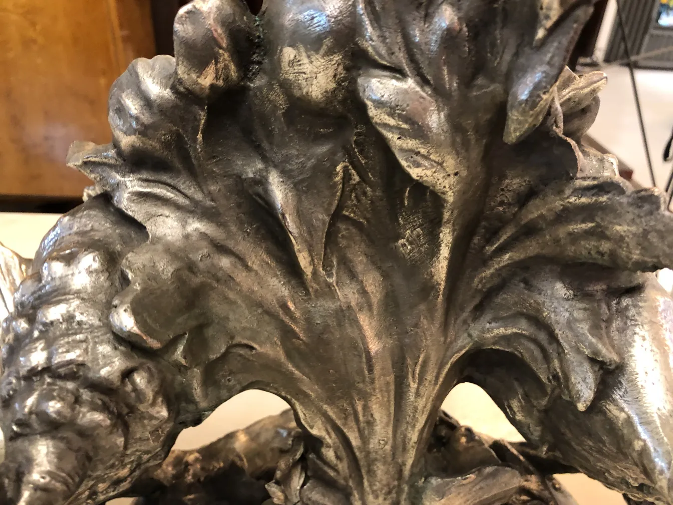 centre de table ancien avec design floral et feuillage