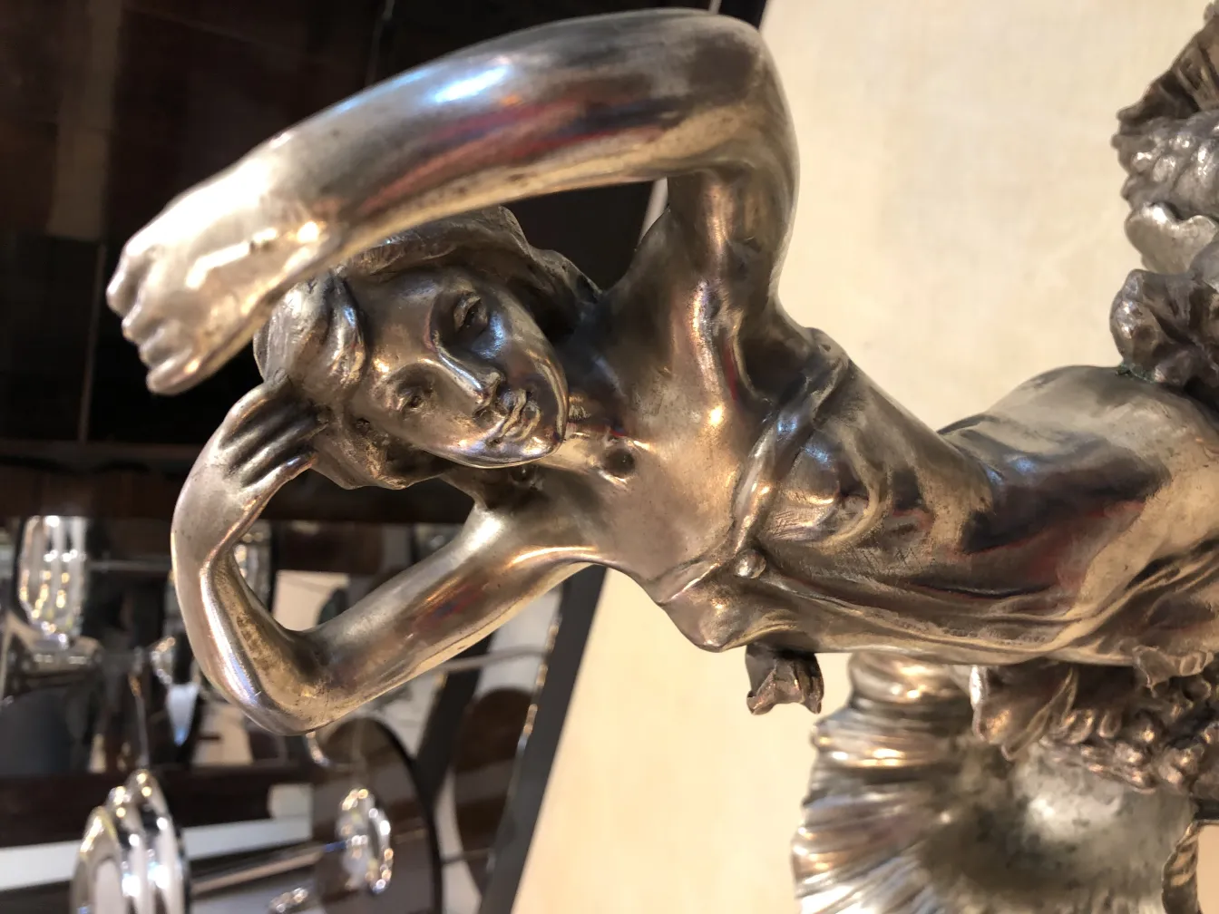 centro de mesa antigo com figura feminina elegante em um fundo neutro