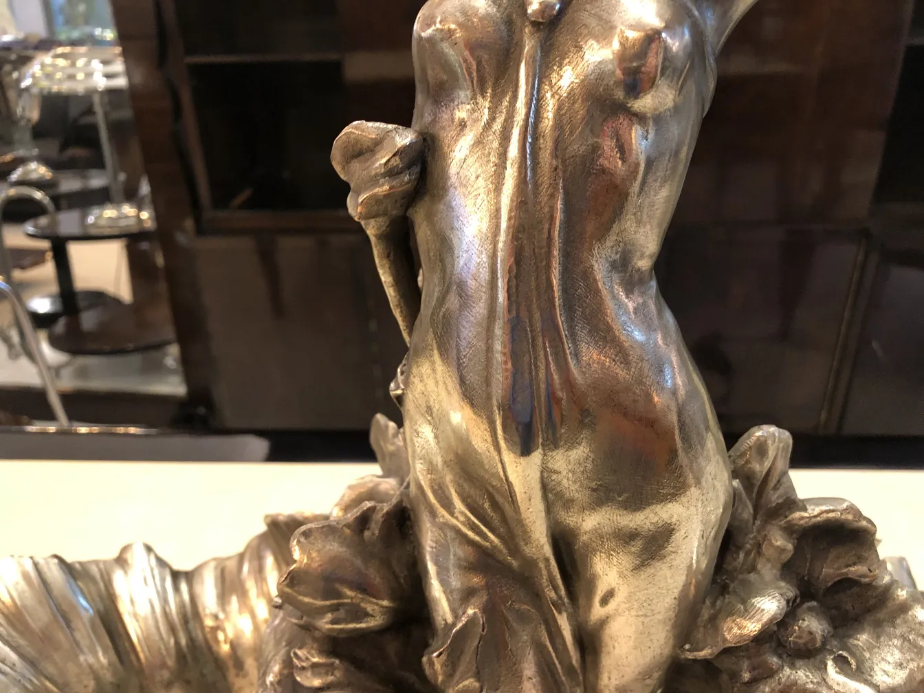 antike Blumentöpfe mit dekorativer Figur oben