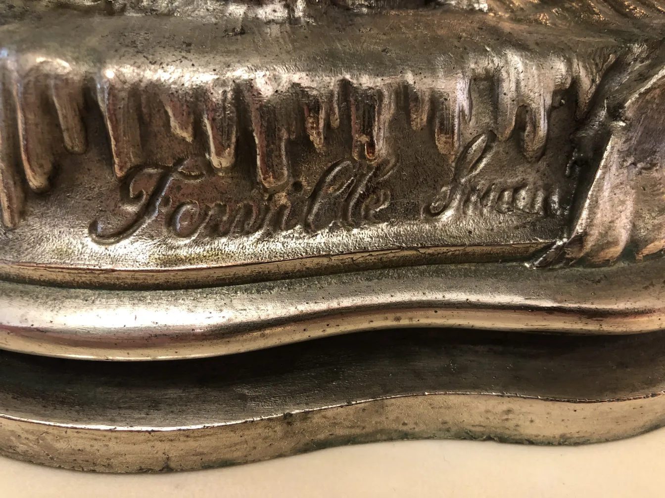 Centrotavola antico con dettagli ornati, finitura metallica, ambientato in un contesto vintage