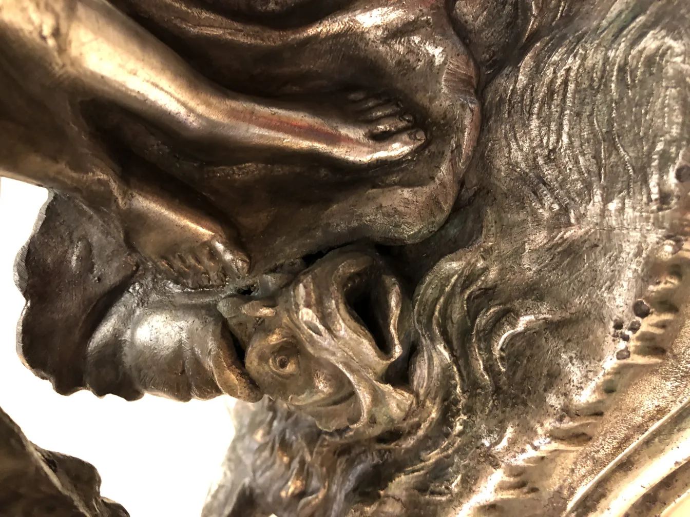 antiker blumentopf mit dekorativen motiven oben