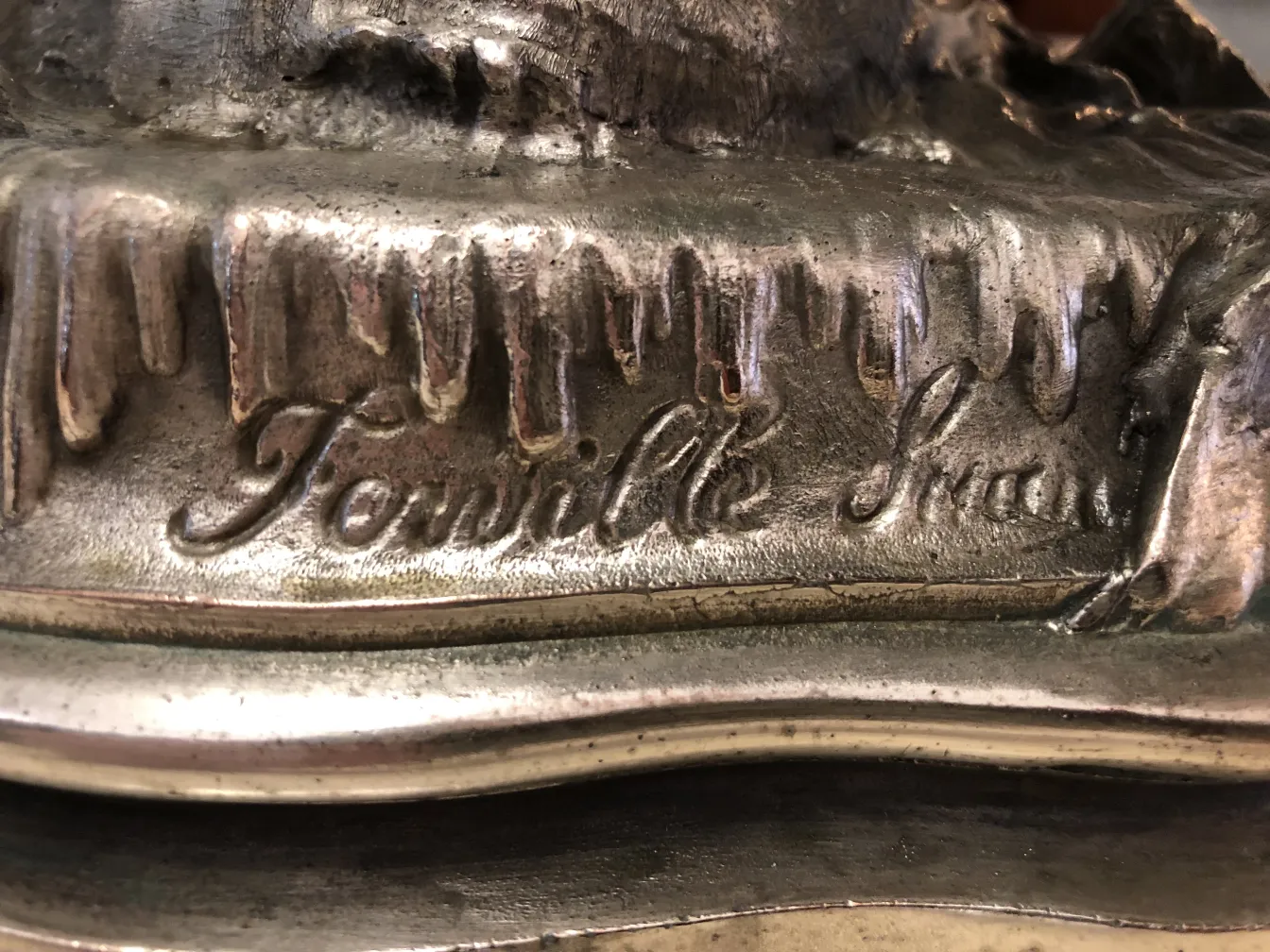 古董中心装饰品，带有金属装饰细节