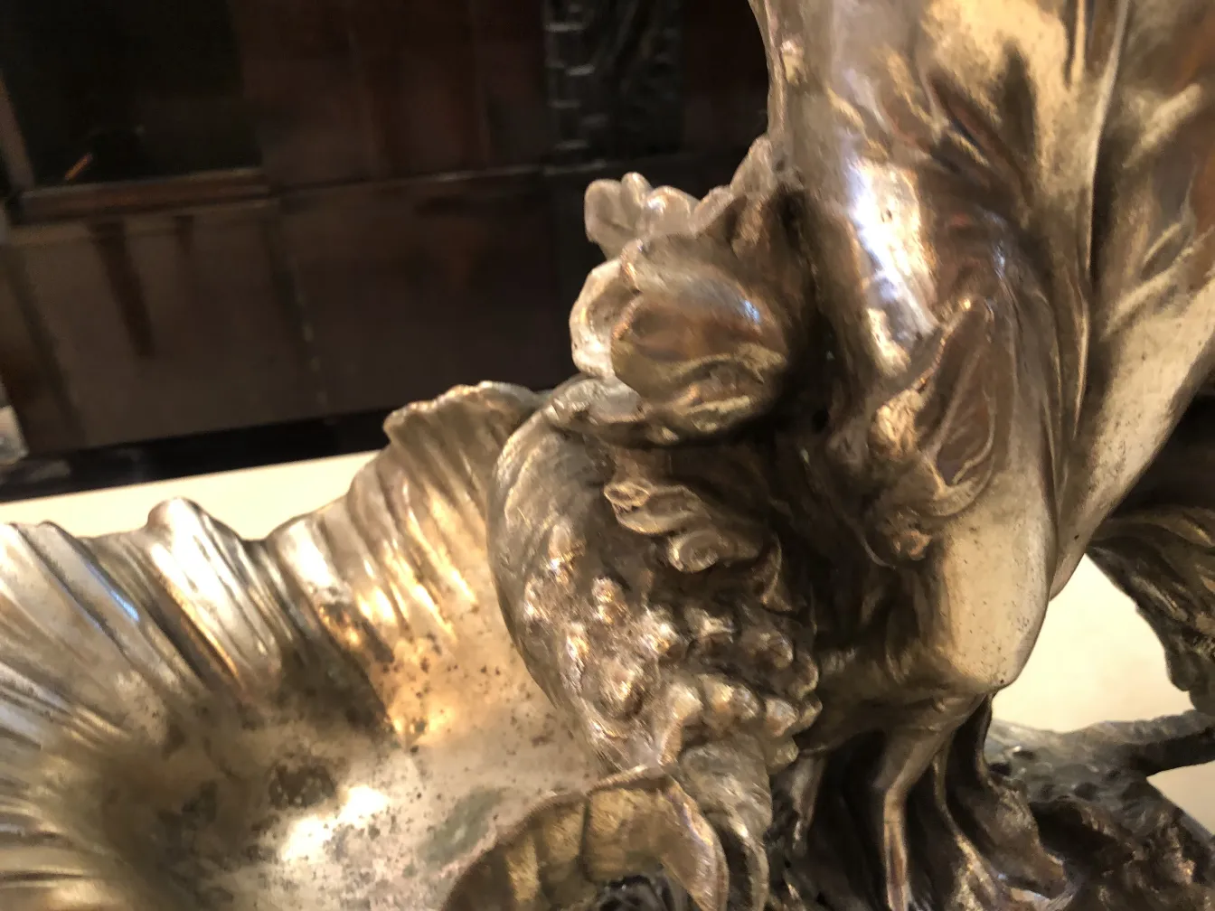 centrotavola antico con forme e dettagli decorativi