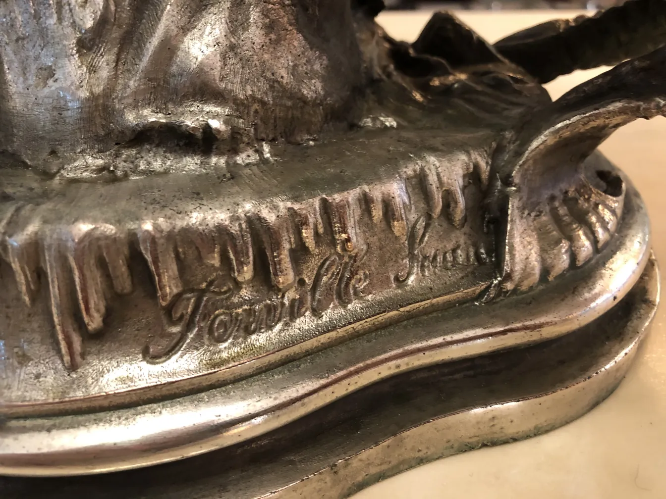 प्राचीन टेबल की सजावट जिसमें सजावटी विवरण हैं, भव्य सेटिंग