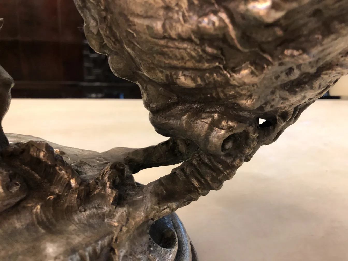 centre de table ancien avec des ornements sculpturaux en détail