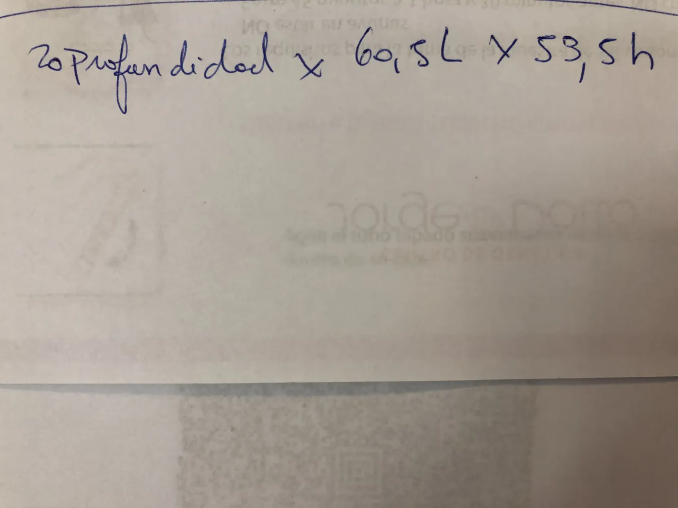 백색 배경에 우아한 장식이 있는 고풍스러운 장식