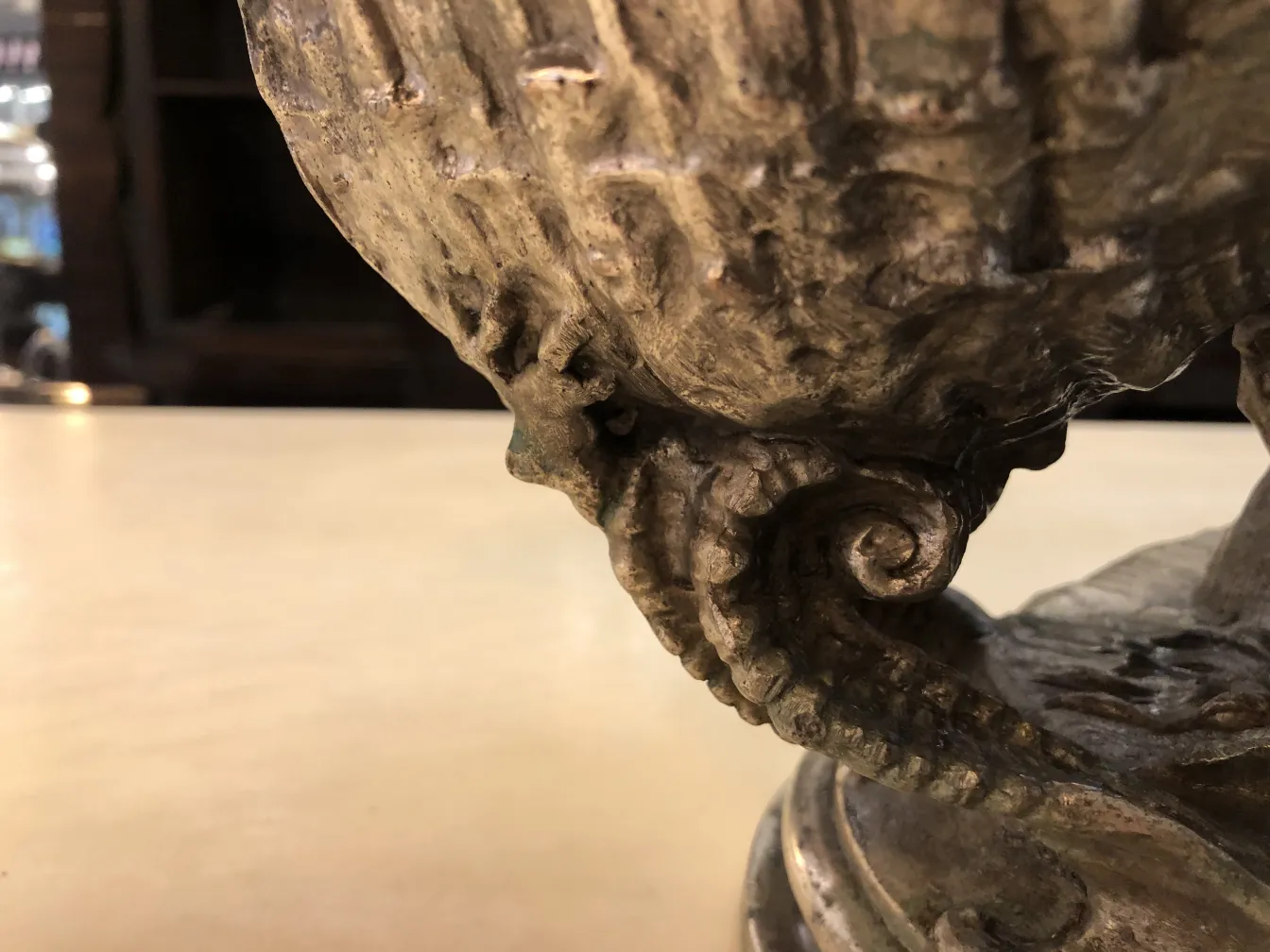 centrotavola antico con design intricato, decorativo e unico