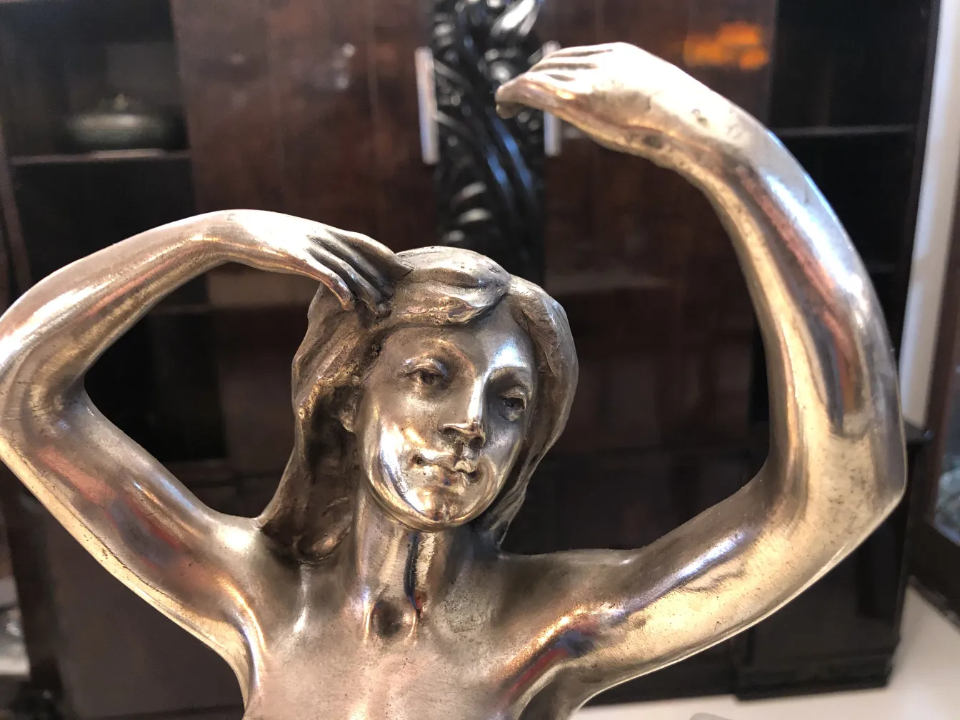 jardinera antigua con figura representando una mujer, diseño detallado y elegante