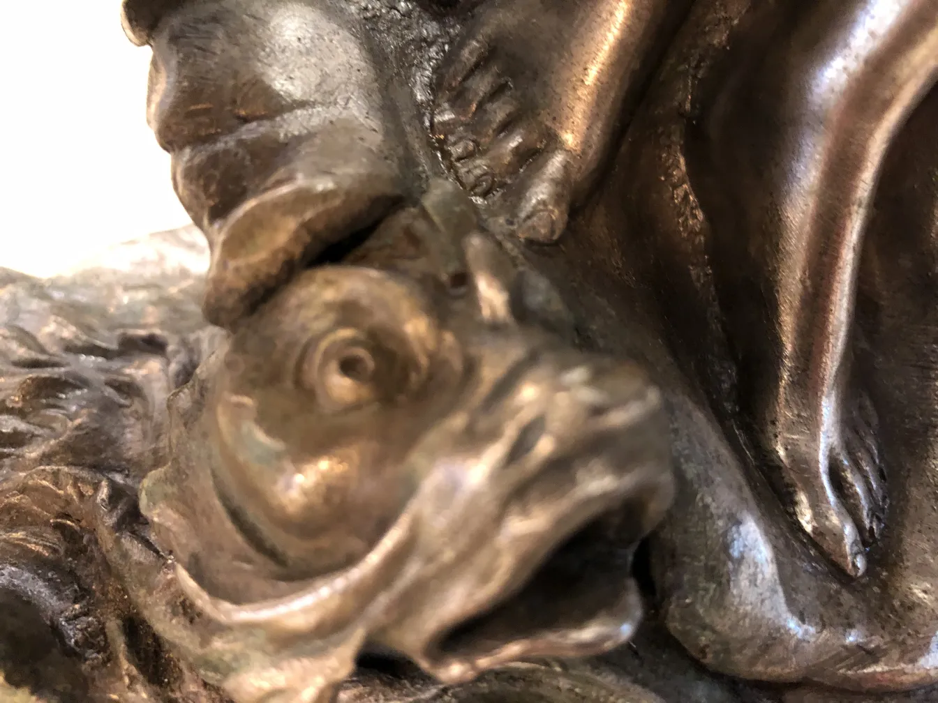 centre de table antique avec design en relief d'un poisson et d'un pied humain