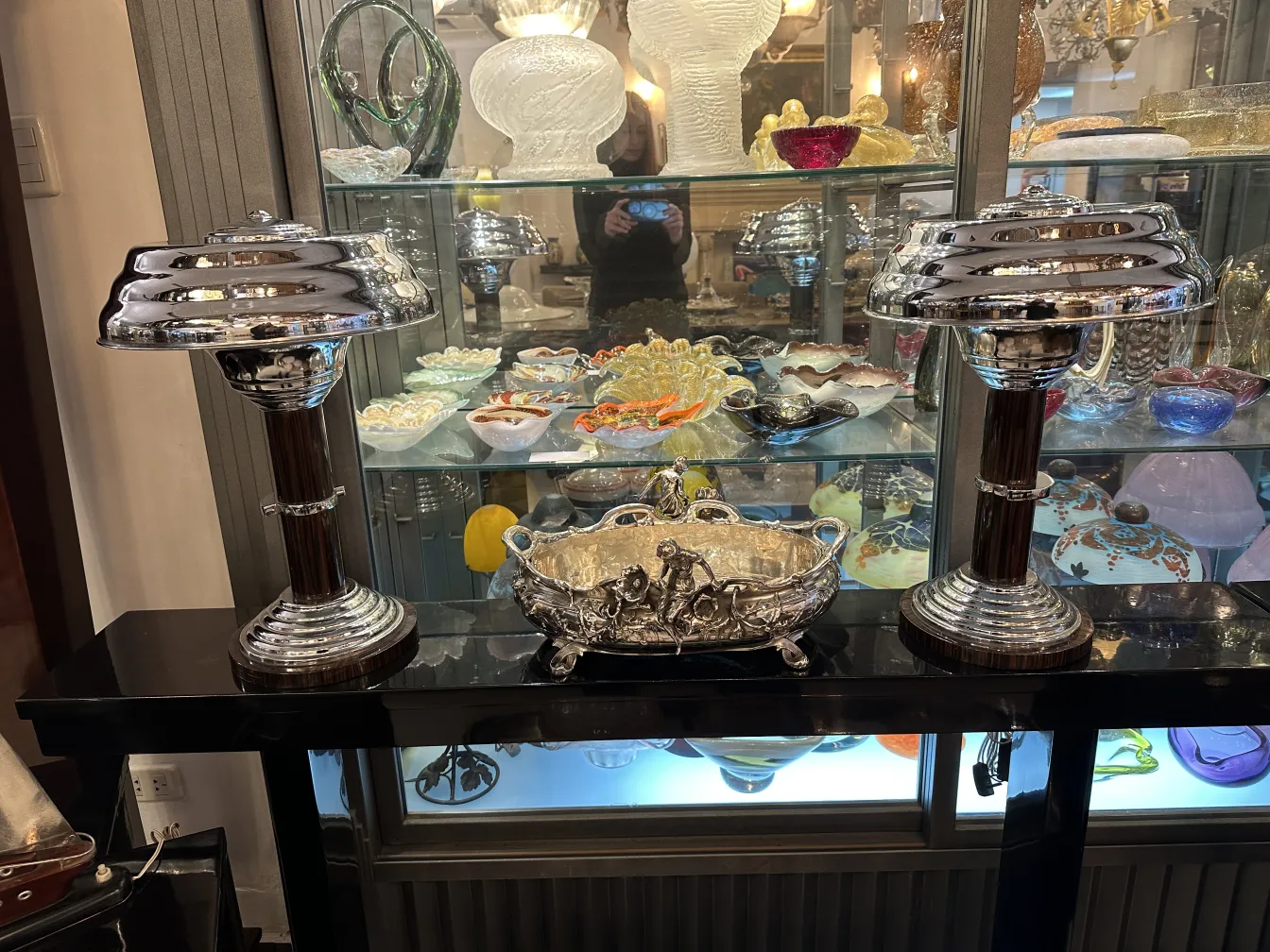 centrotavola antico con design intricato e forma elegante