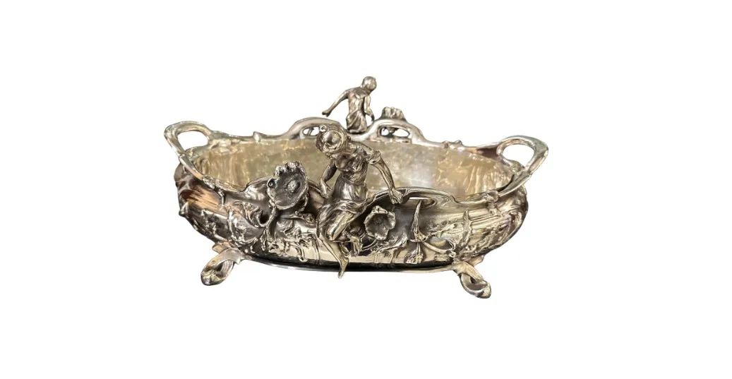 Centrotavola antico con dettagli decorativi e figure