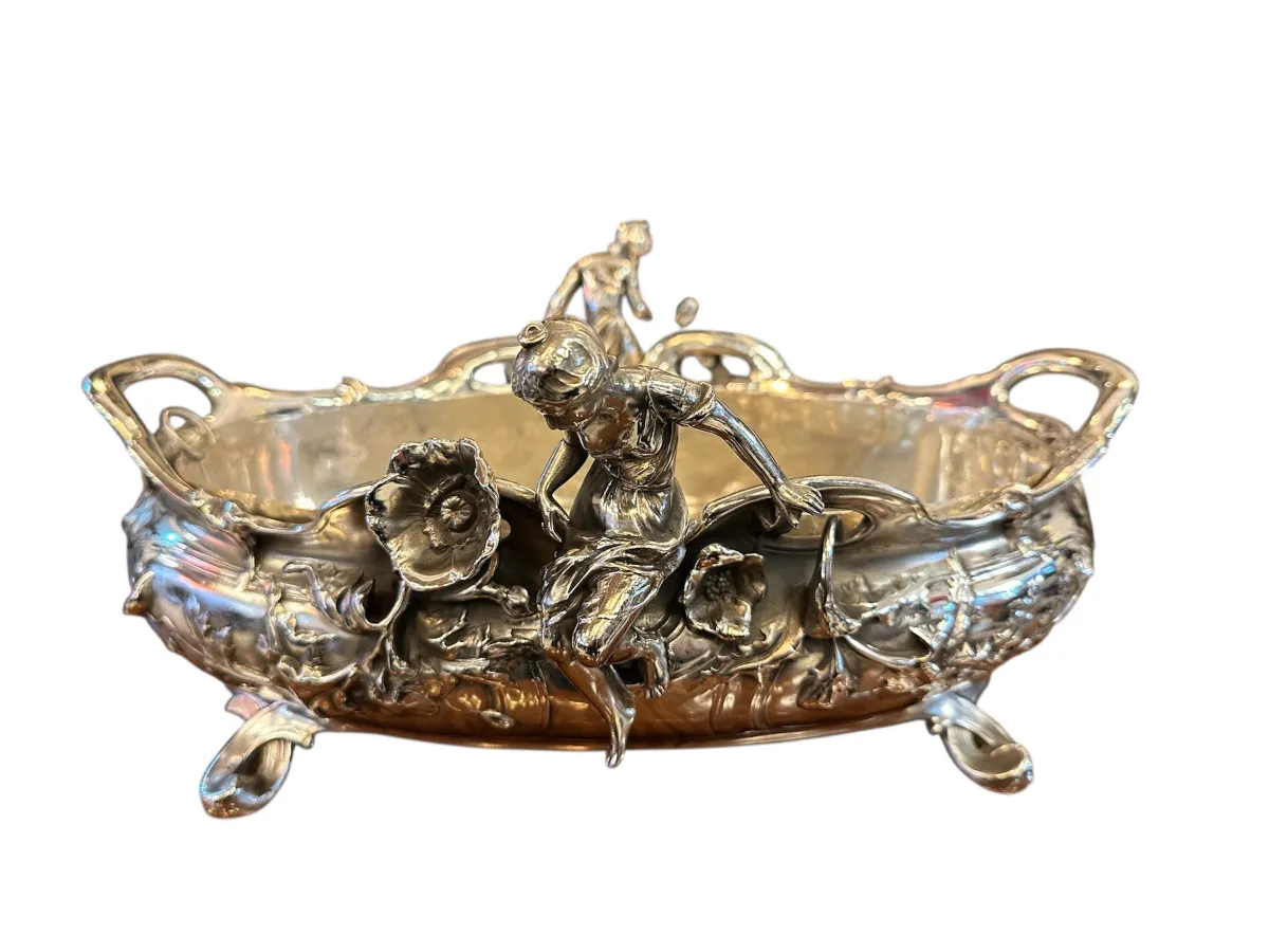 centrotavola antico con figure decorative e fiori