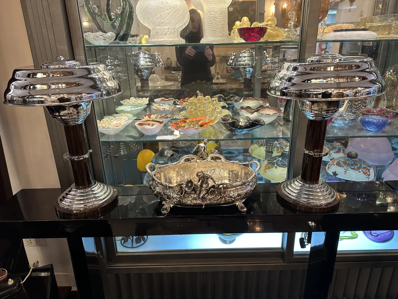 centro de mesa antigo decorativo com design intrincado e ornamentos