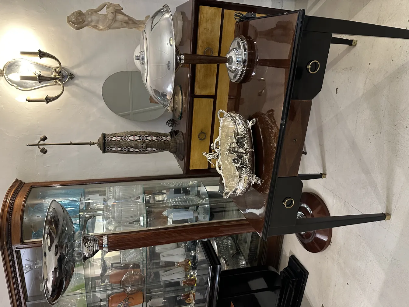 centro de mesa antigo decorativo com detalhes ornamentais em uma mesa elegante