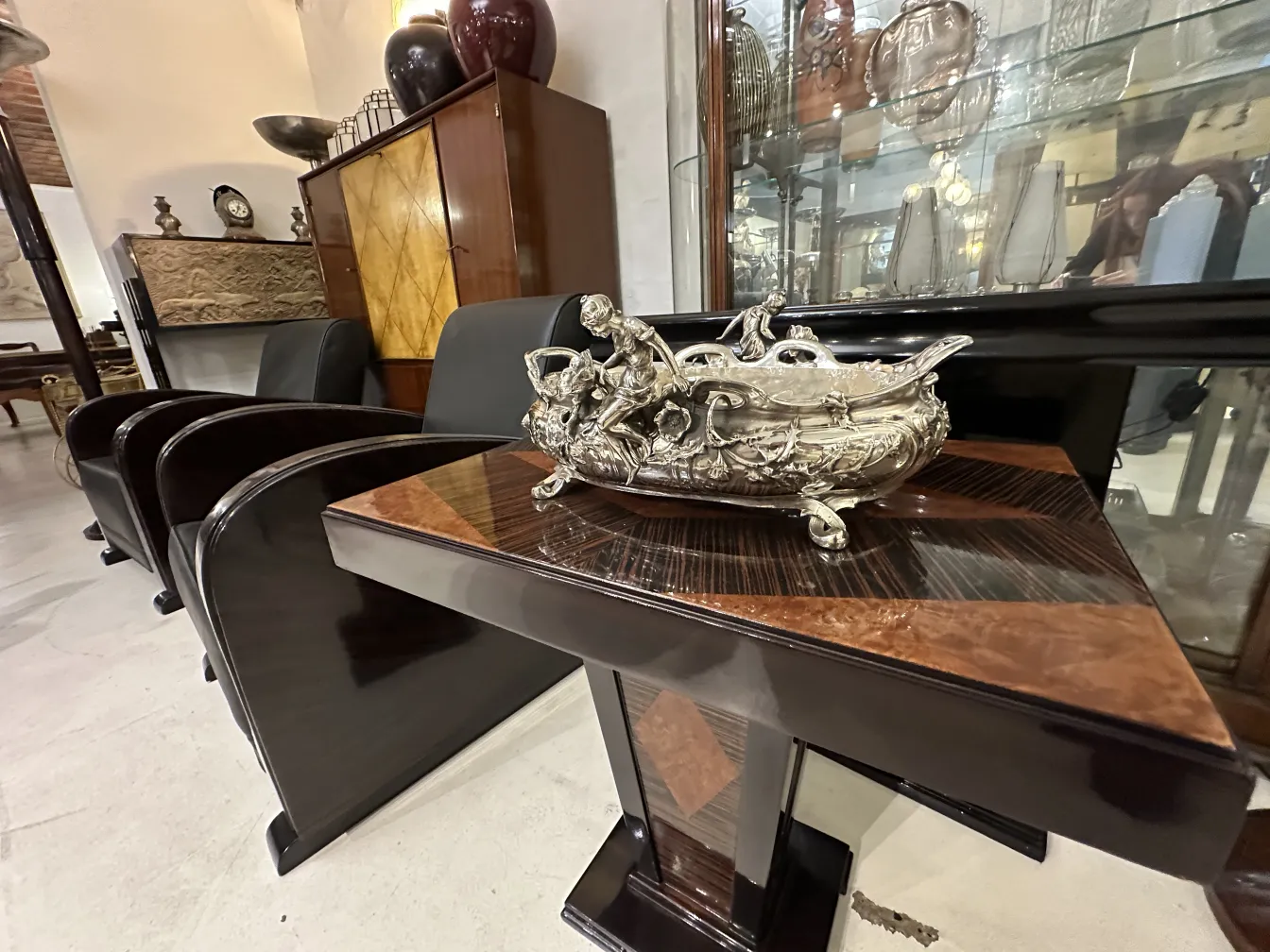 centro de mesa antigo decorativo sobre mesa, estilo elegante