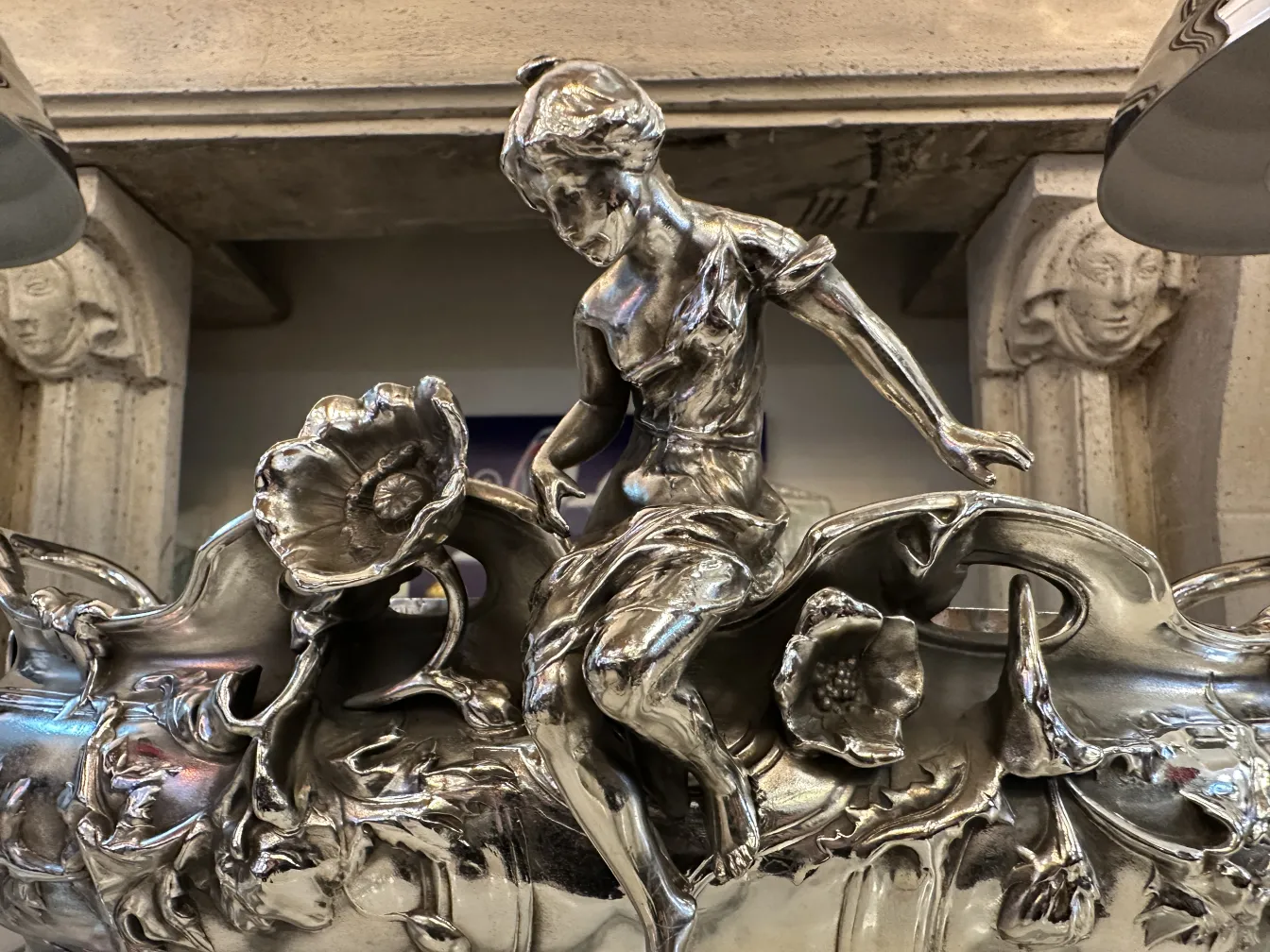 꽃 장식과 여성 형상을 가진 오래된 중앙부 장식