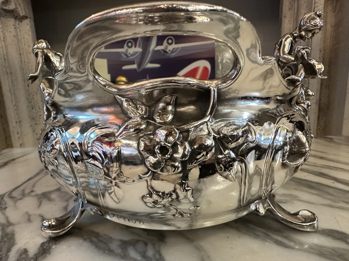 centrotavola antico con decorazioni floreali e figurative