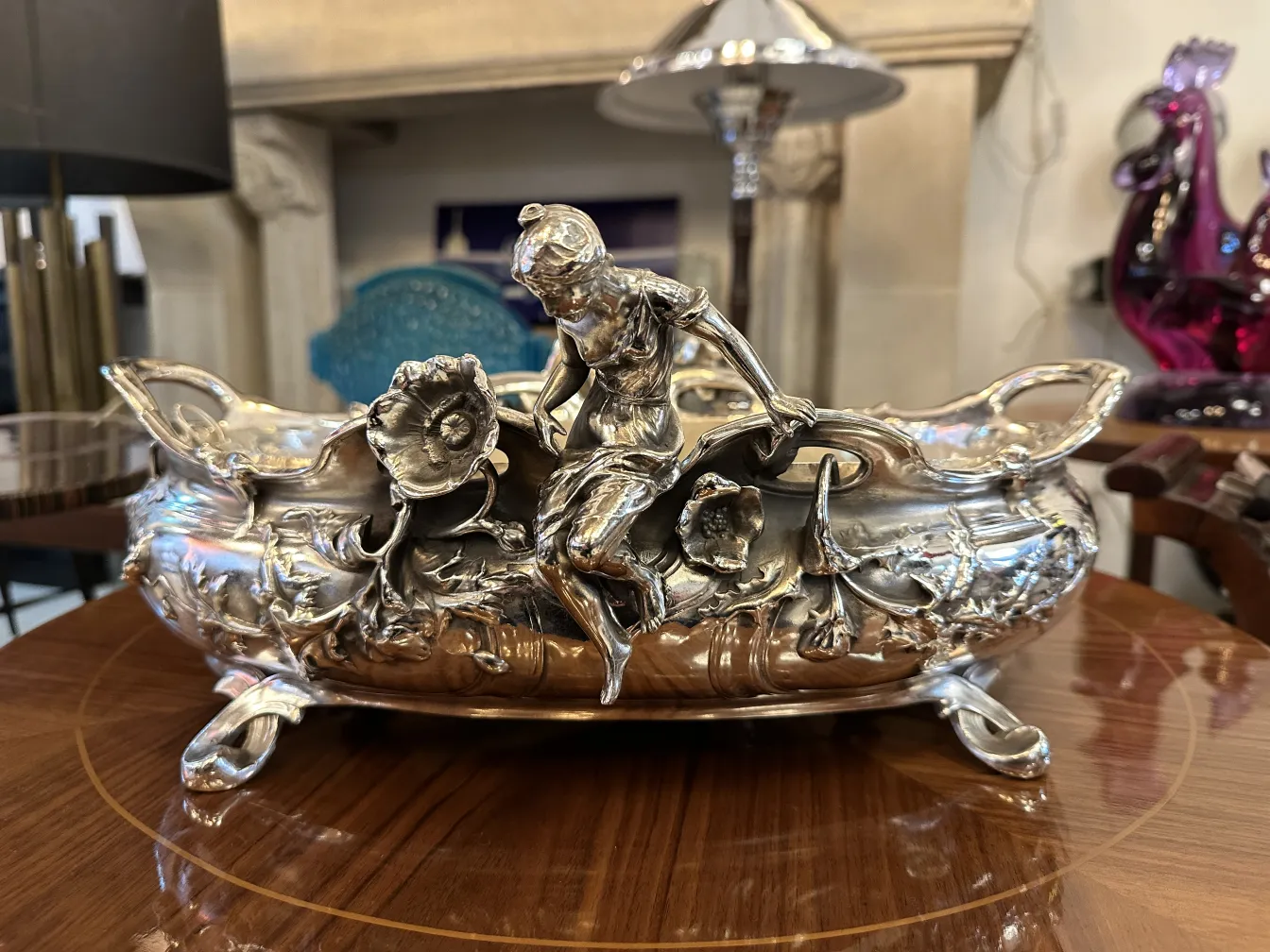 Centrotavola antico decorato con figura in rilievo, perfetto per la decorazione.