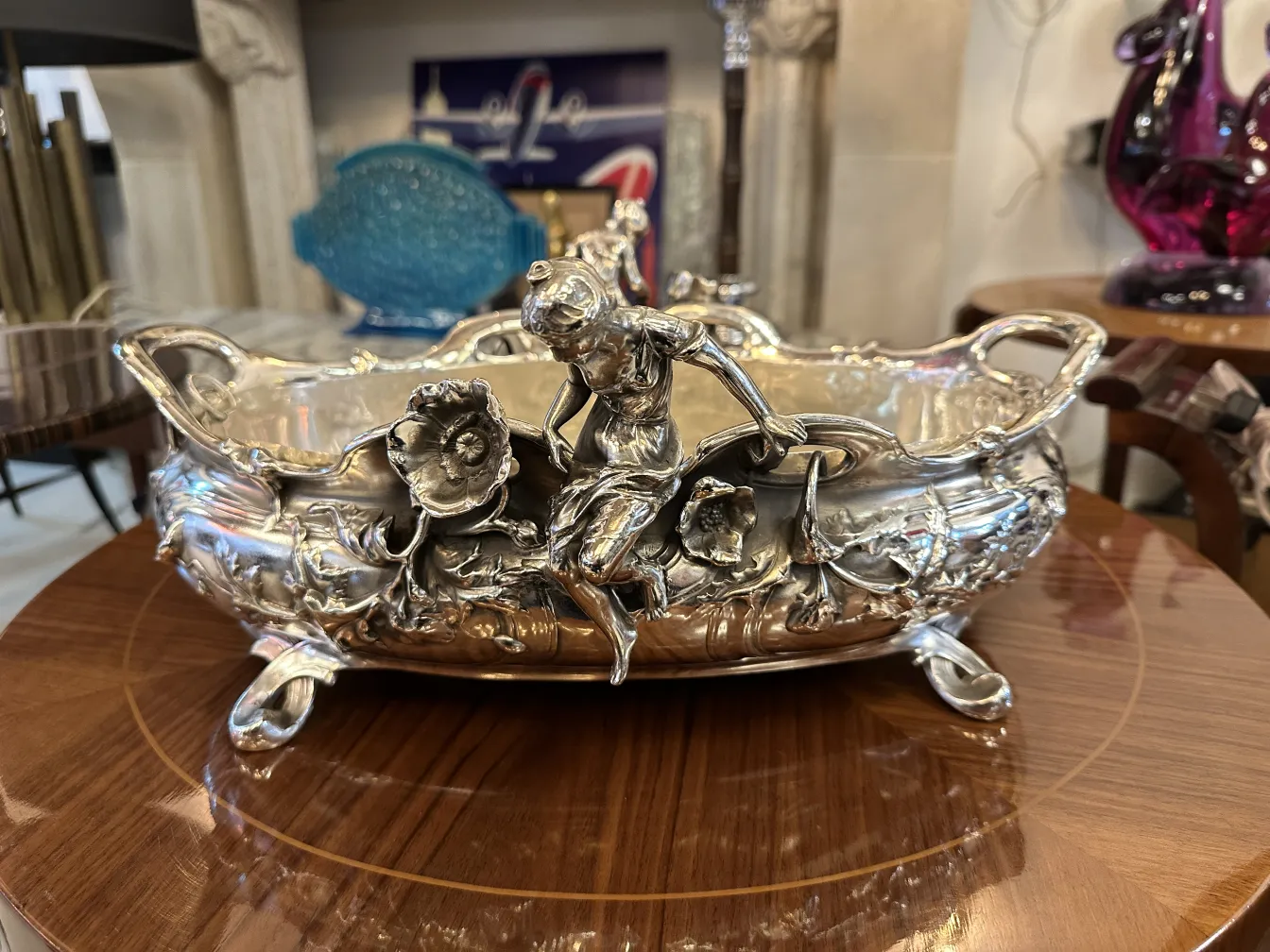 centrotavola antico decorato con fiori, ambiente elegante