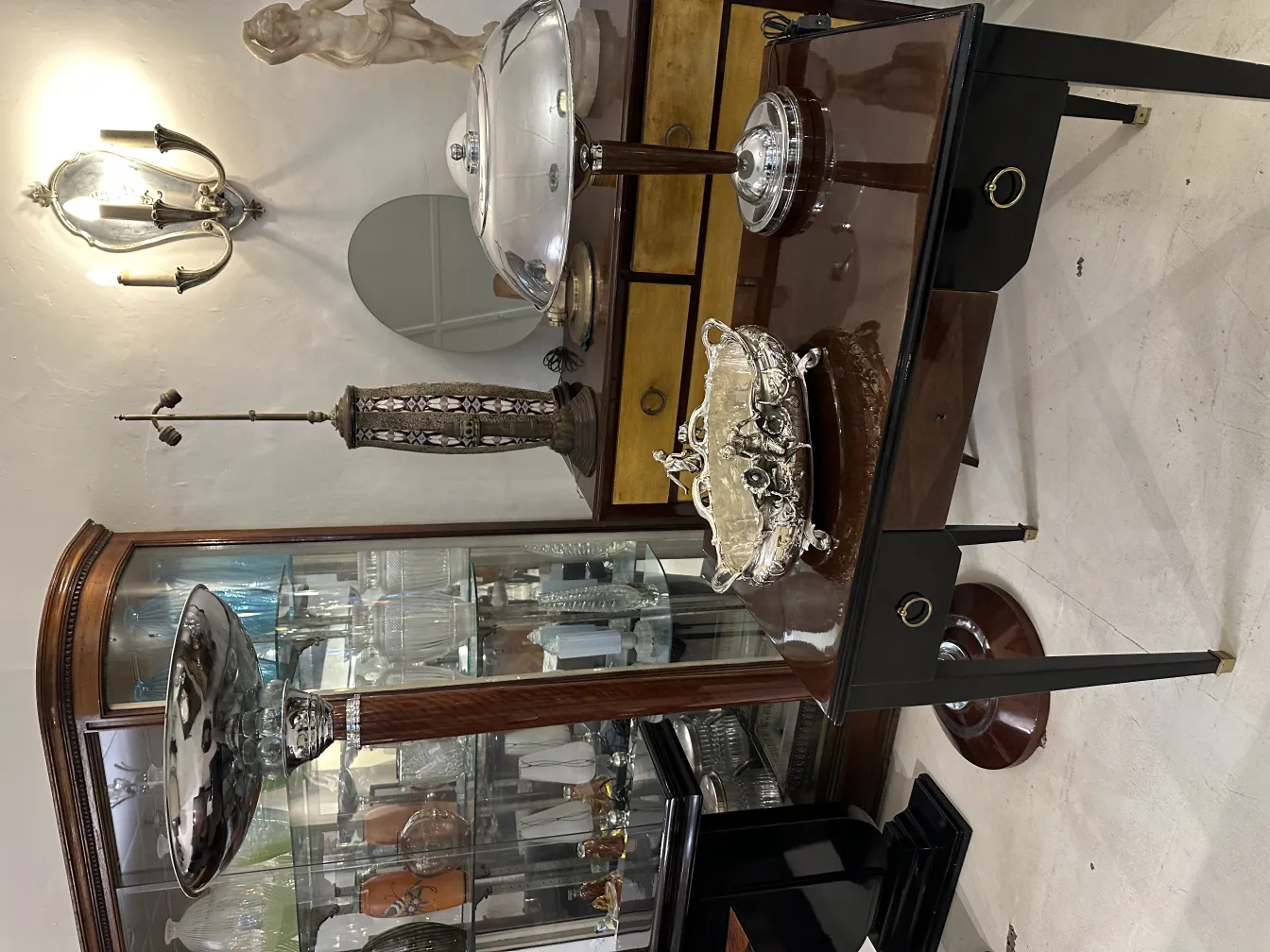 jardinera ancienne décorative sur une table élégante avec des accessoires