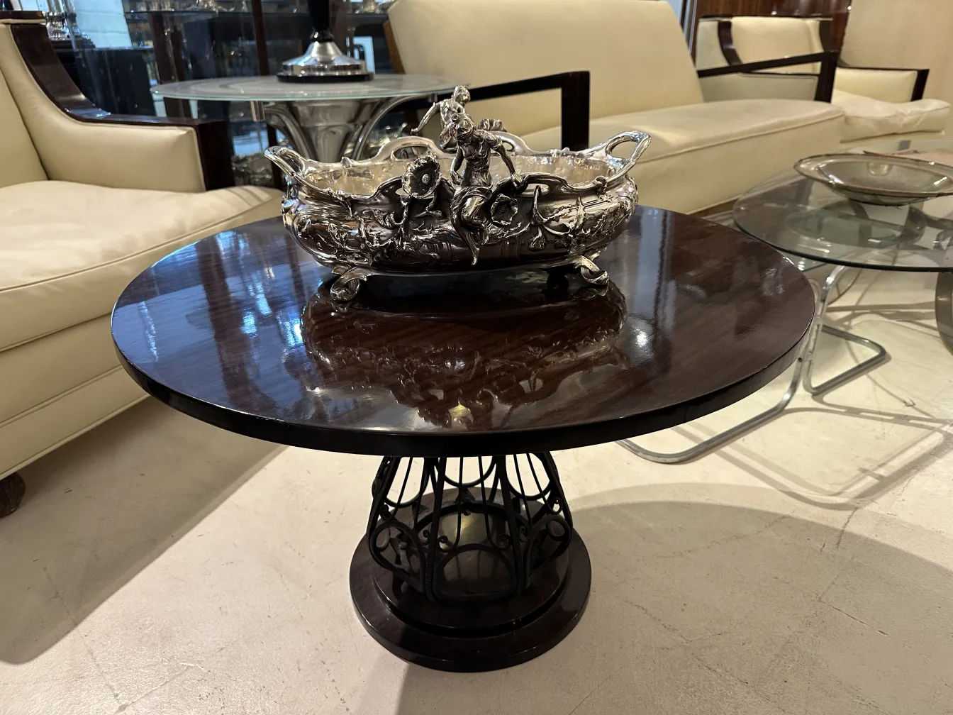 centrotavola antico con dettagli decorativi