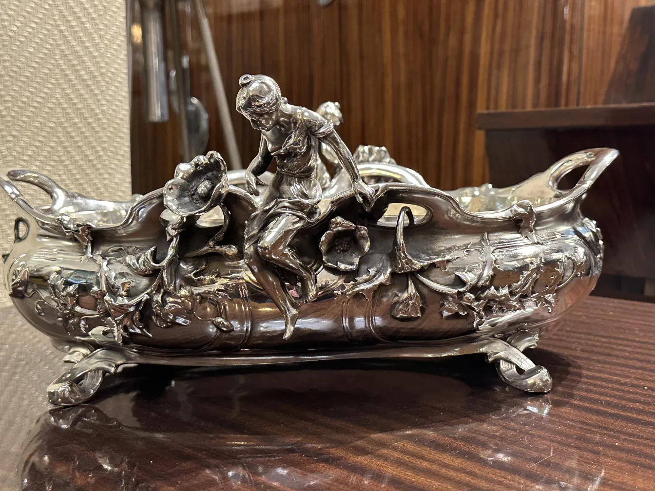 centrotavola antico decorato con figure floreali