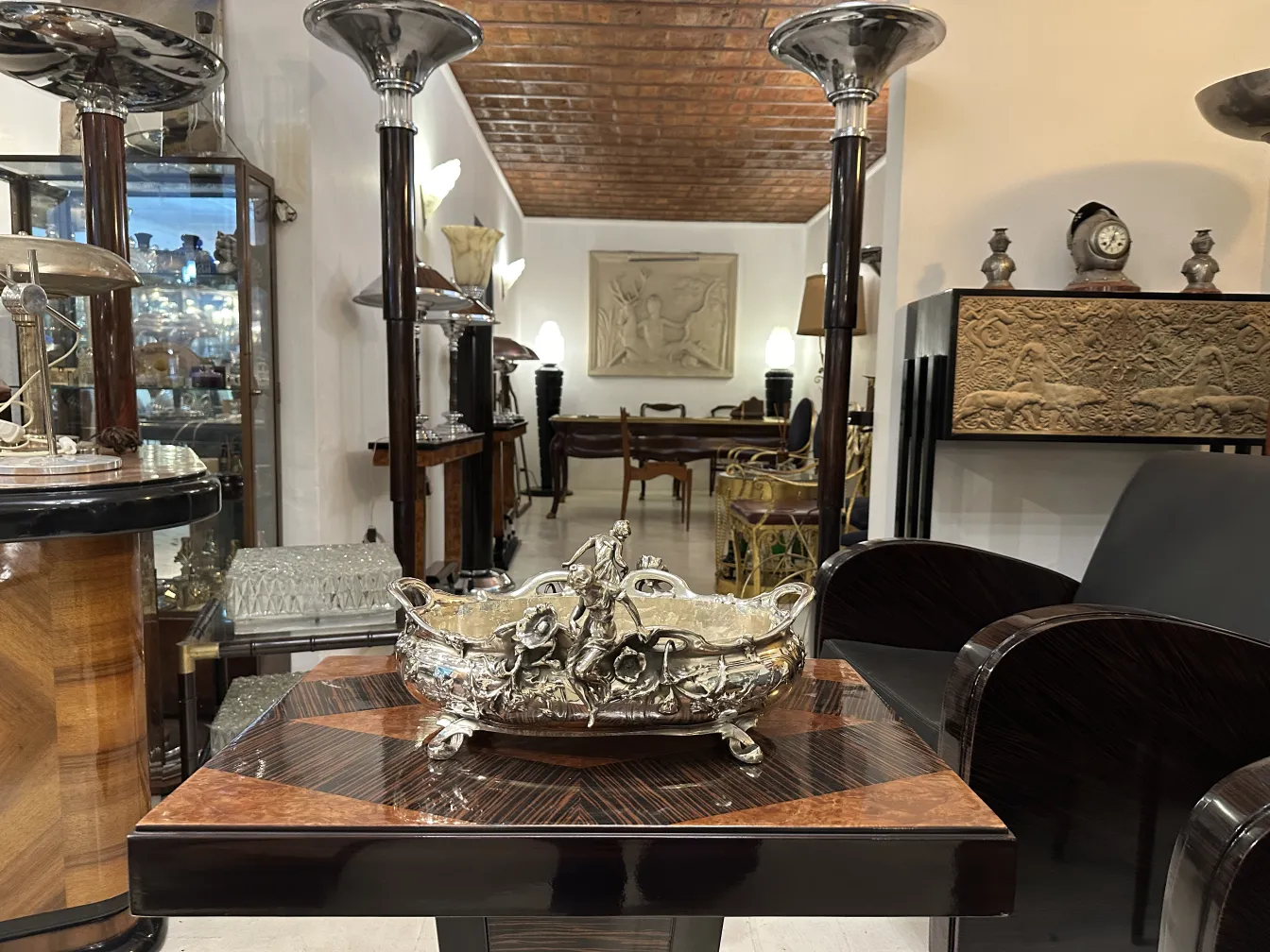 centre de table ancien avec détails élaborés