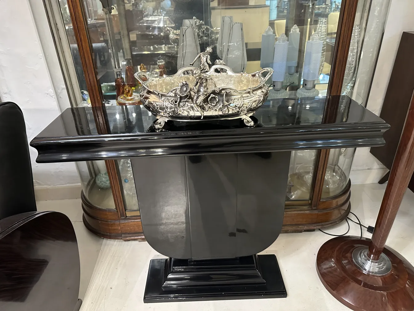 centrotavola antico decorativo su tavolo nero, ambiente elegante