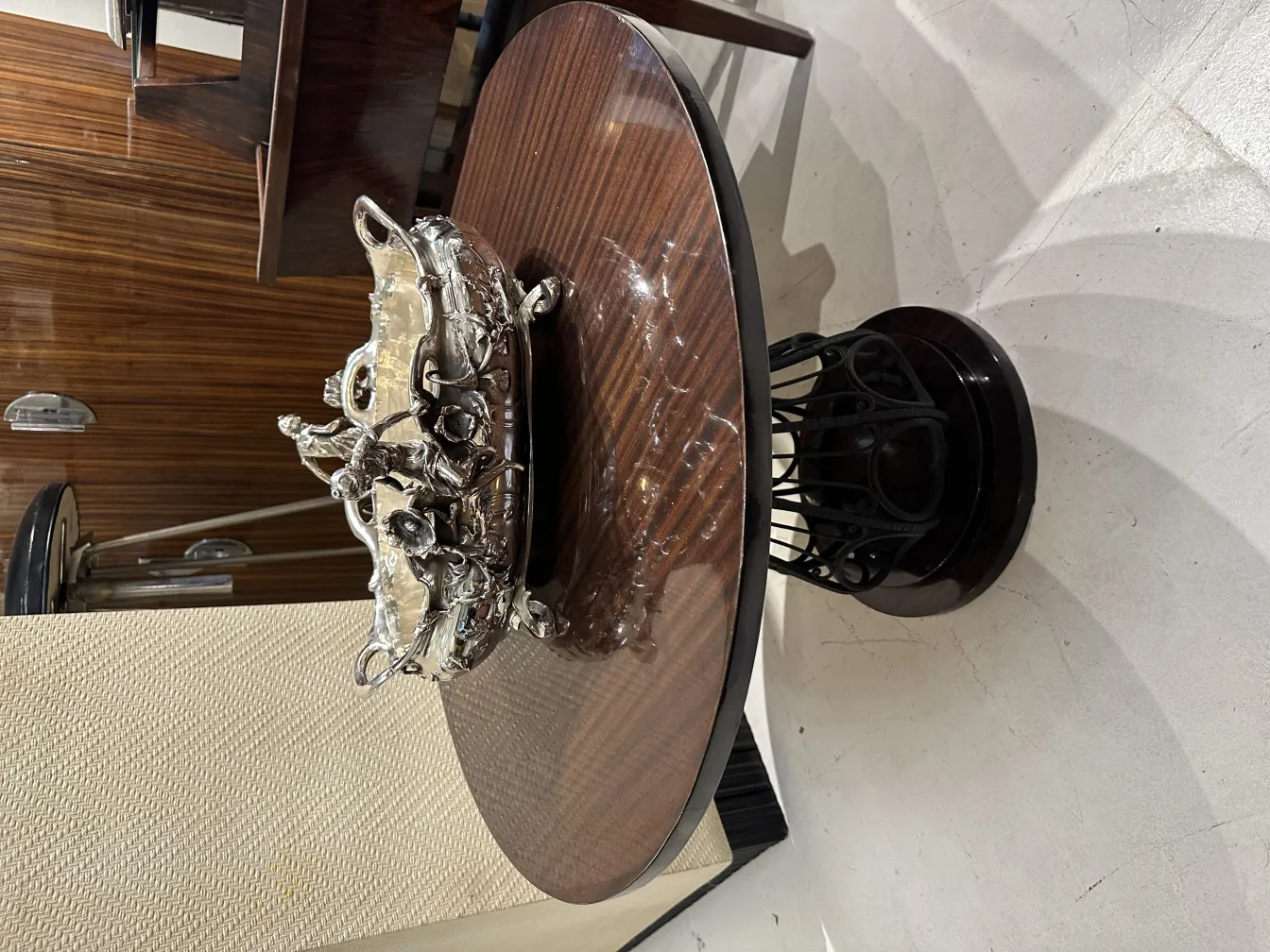 古董中心装饰品，周围有优雅环境的详细雕像