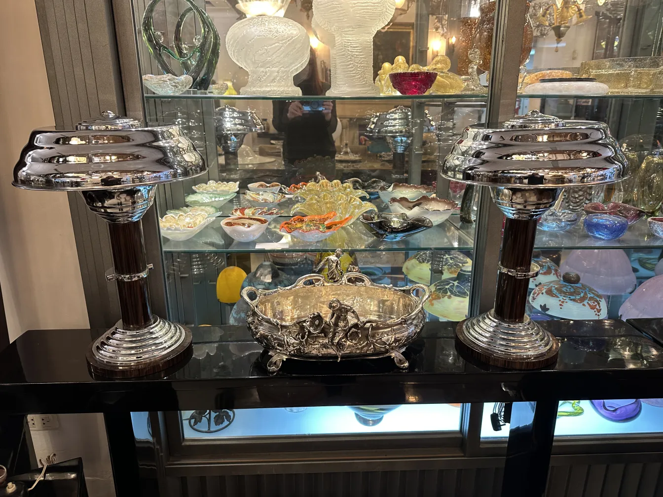 centro de mesa antigo com silhueta elegante, decorando o centro da mesa