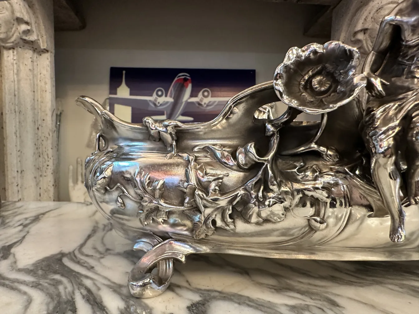 antiker blumentopf mit floralen Schnitzereien, glänzend und detailliert